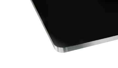 Schwarz eloxiertes Aluminium mit nachträglich geschliffener Kante.